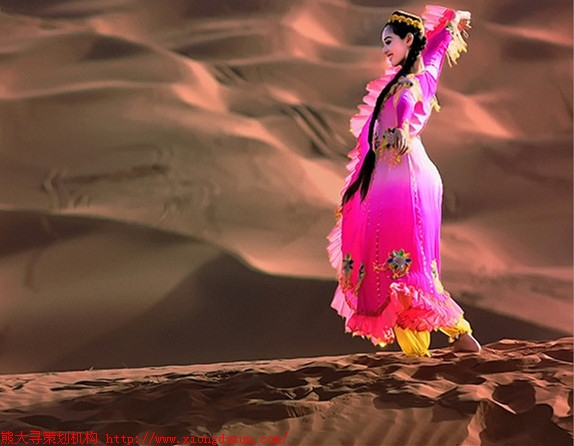 营销巴丹吉林沙漠——沙漠里的美女搜救员