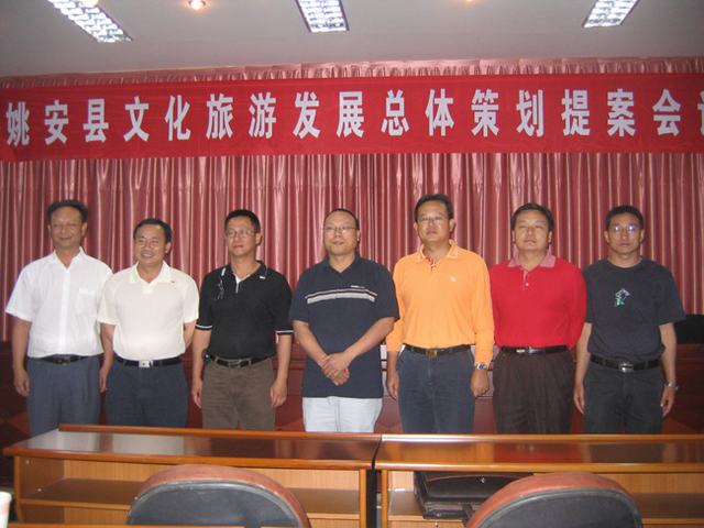 与李自云书记（左二）和其他领导