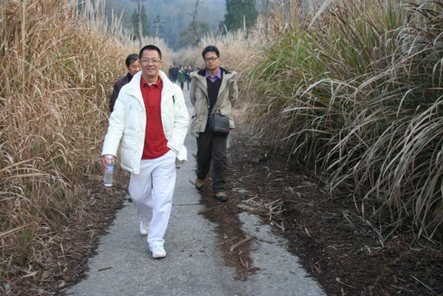 射洪县当地领导陪同考察